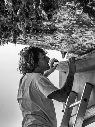 Kieran LeBorgne inspecte son futur bateau
