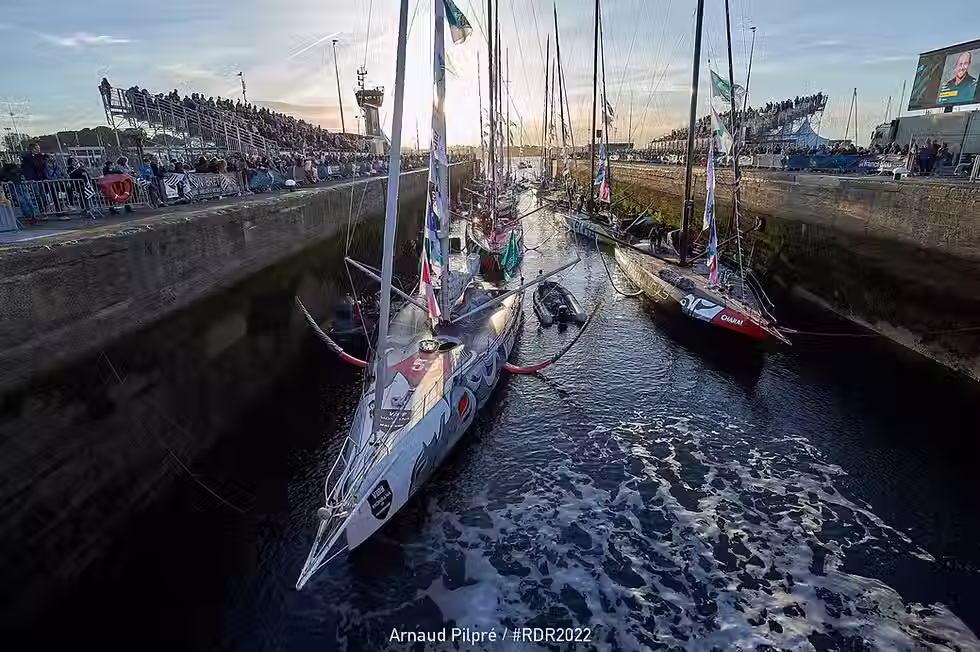 Entrée des IMOCA dans les écluses de Saint Malo en 2022