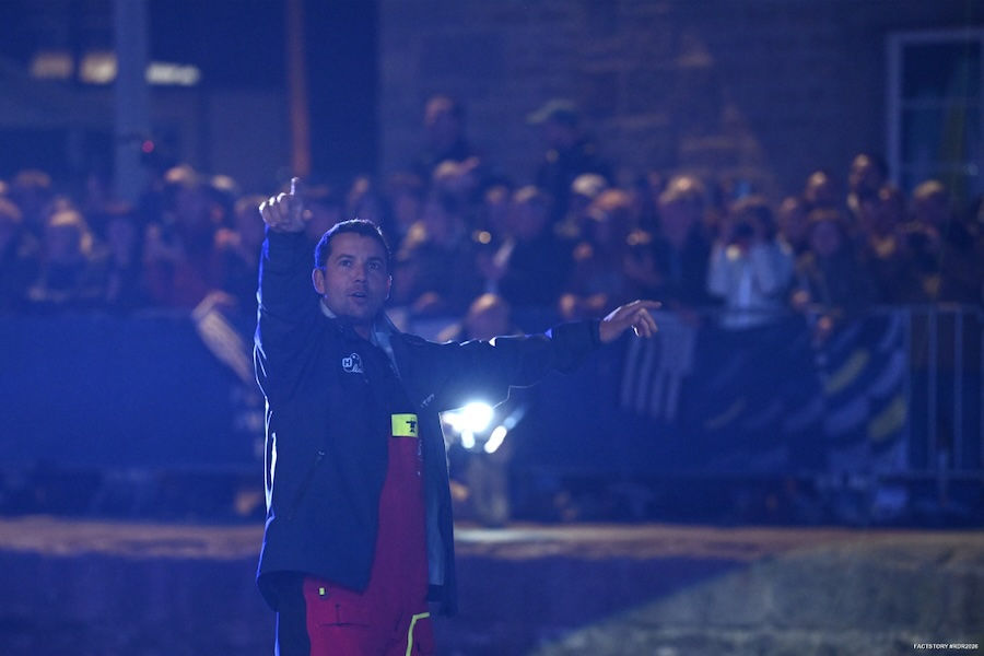 L'entrée de Guirec Soudée (Liamm) dans l'écluse (Vincent Curutchet / Route du Rhum 2026 / FACTSTORY)