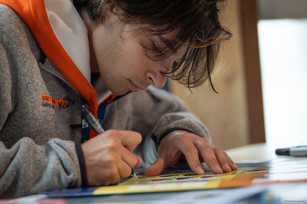 Titouan Pilliard signant ses premiers autographes (© Vincent OLIVAUD / FACTSTORY)