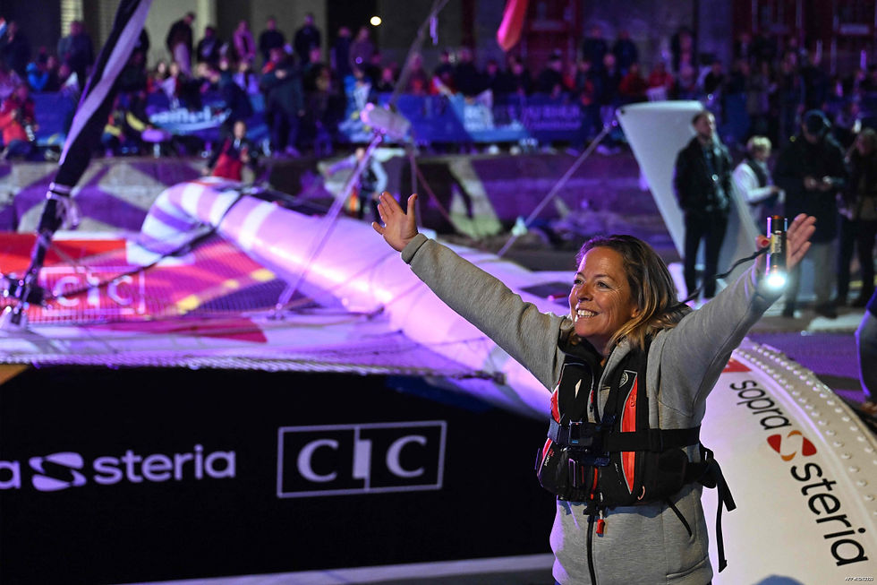 Alexia Barrier (IDEC Sport-CIC) dans l'écluse (Sébastien Salom-Gomis / FACTSTORY / AFP)