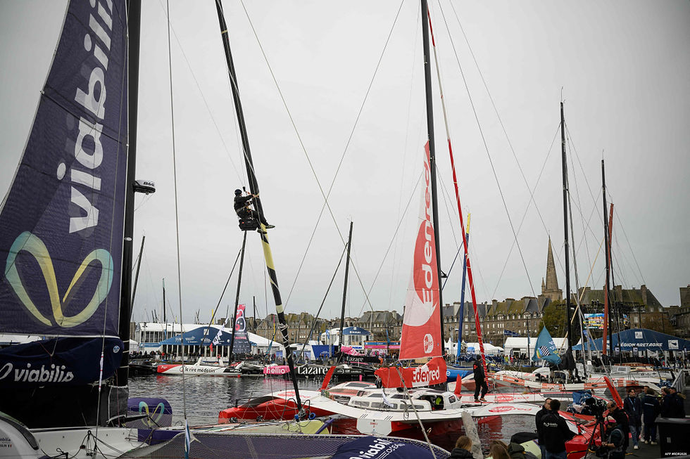 On s'affaire sur les bateaux pour les sécuriser en vue de la tempête (© Loïc VENANCE / AFP)