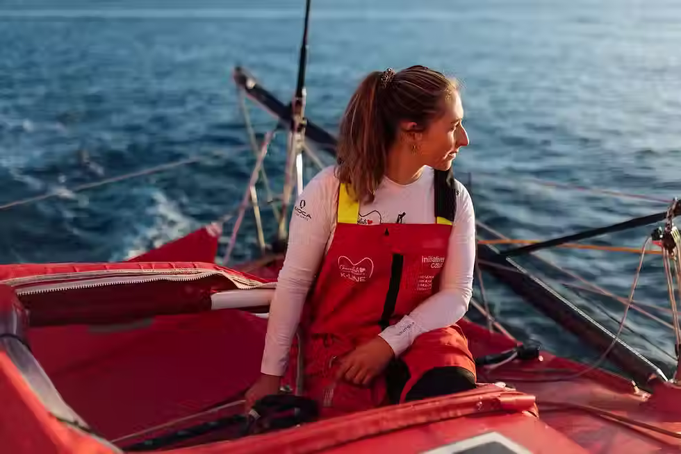 Violette Dorange à la barre de son IMOCA Initiatives Coeurs