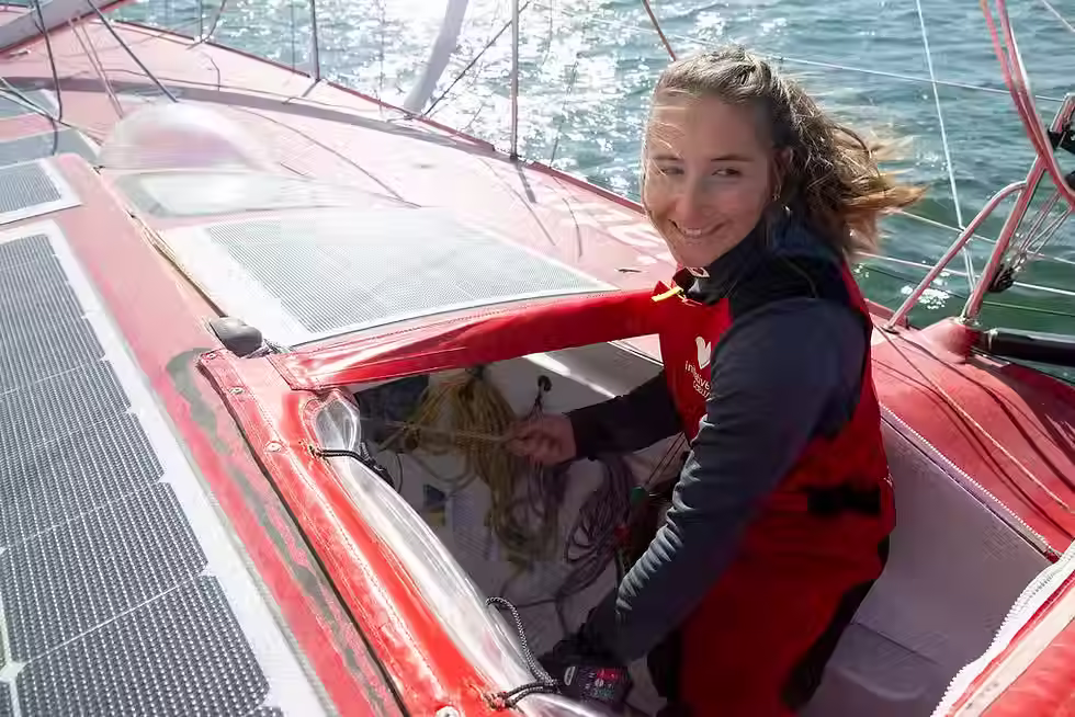 Violette Dorange à la barre de son IMOCA Initiatives Coeurs
