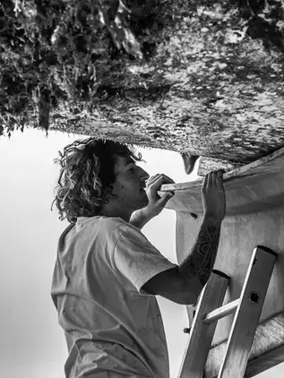 Kieran LeBorgne inspecte son futur bateau