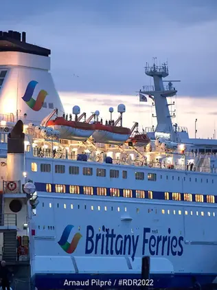 un bateau de croisière amarré au port