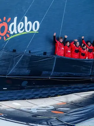 L'équipage du team sodebo lors de l'arrivée du trophée jules verne à Brest
