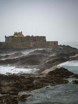 Le Fort National de Saint-Malo pris dans la tempête (© Loïc VENANCE / AFP)