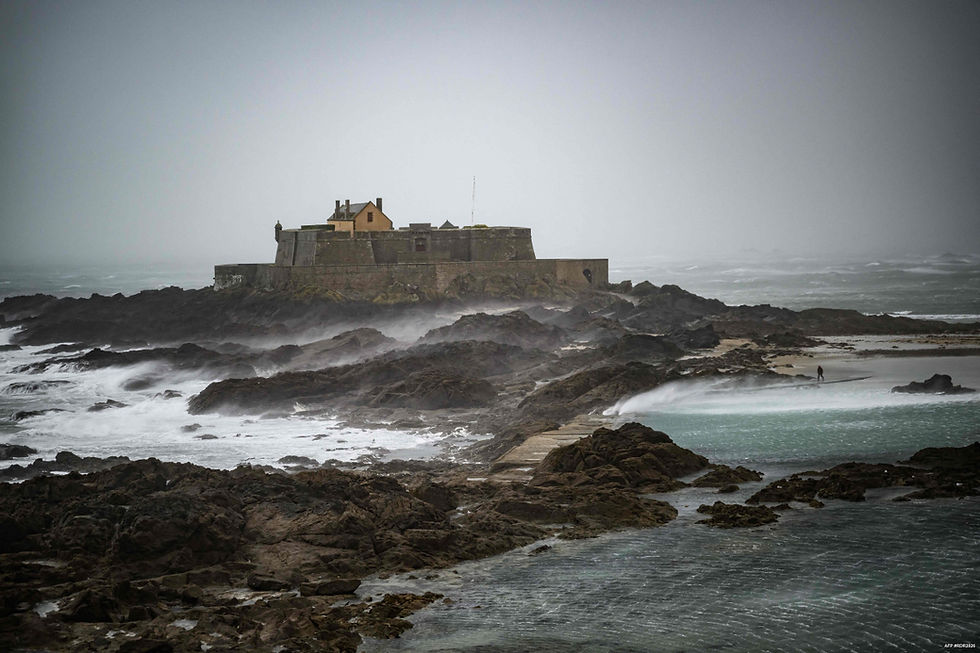 Le Fort National de Saint-Malo pris dans la tempête (© Loïc VENANCE / AFP)