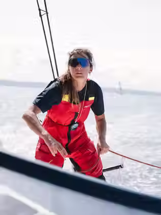 Pamela Lee qui navigue sur son bateau