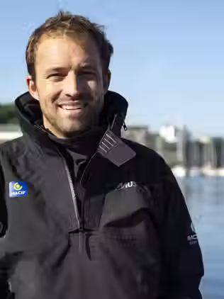Sam Goodchild devant la base de Lorient 